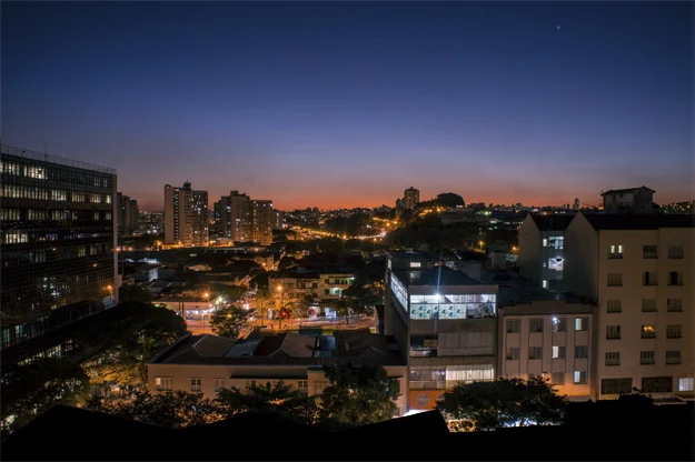 Vista nocturna de Granada iluminada, representando la eficiencia energética
